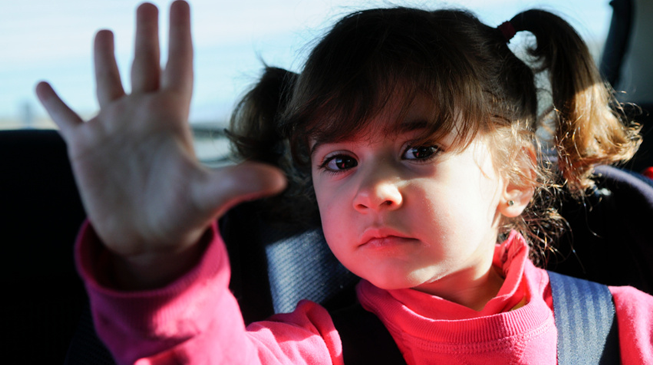 Не оставляйте детей в припаркованном автомобиле