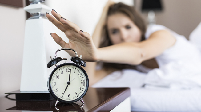 Как перестать откладывать будильники и начать высыпаться