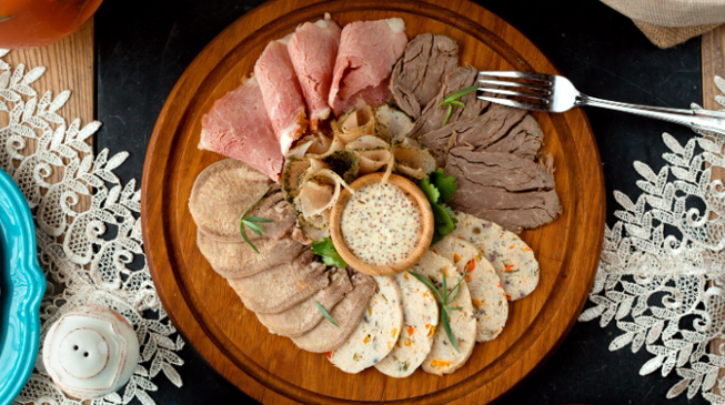 Выбираем мясные продукты к новогоднему столу