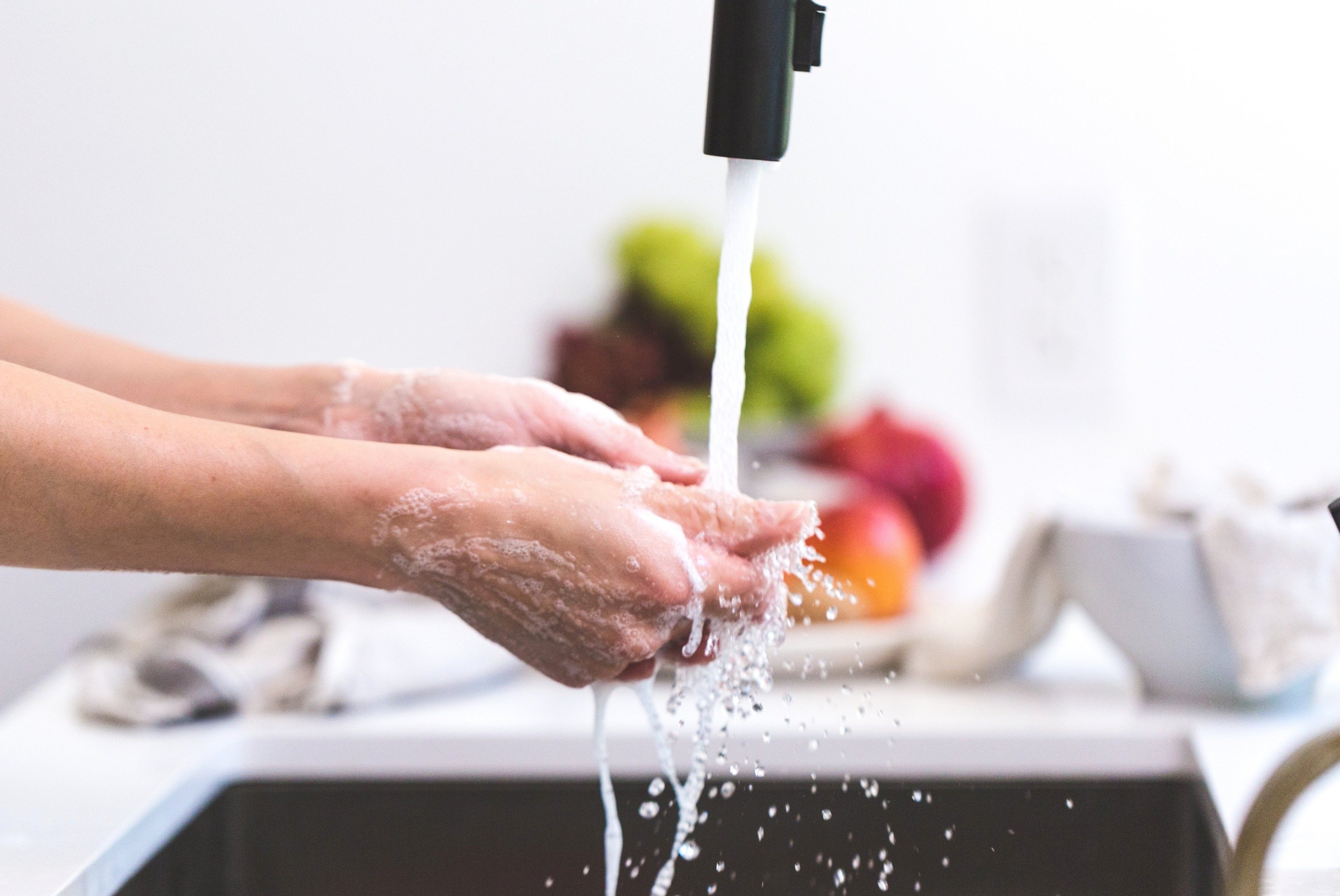 Мойте воду перед едой. Мытье рук. Мыть руки. Раковина для мытья рук. Мытье посуды.